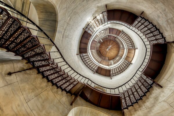 Vista superior de una larga escalera de Caracol con barandas caladas