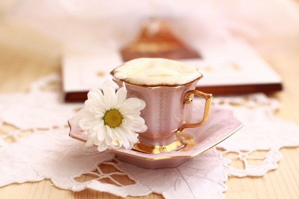 Petit déjeuner du matin avec une tasse de café avec un bouquet de fleurs et nature morte