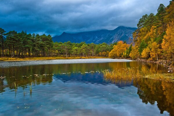 Lac d automne avec forêt et montagnes en arrière-plan