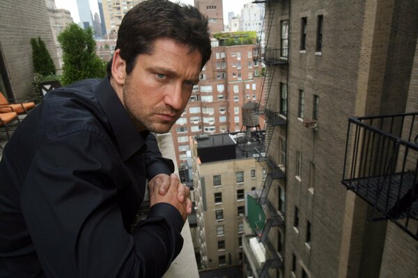 Gerard Butler sur le balcon d un immeuble de grande hauteur