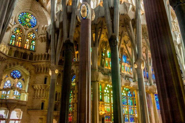 Colonnes gothiques et vitraux lumineux dans la Sagrada Familia de Barcelone en Espagne