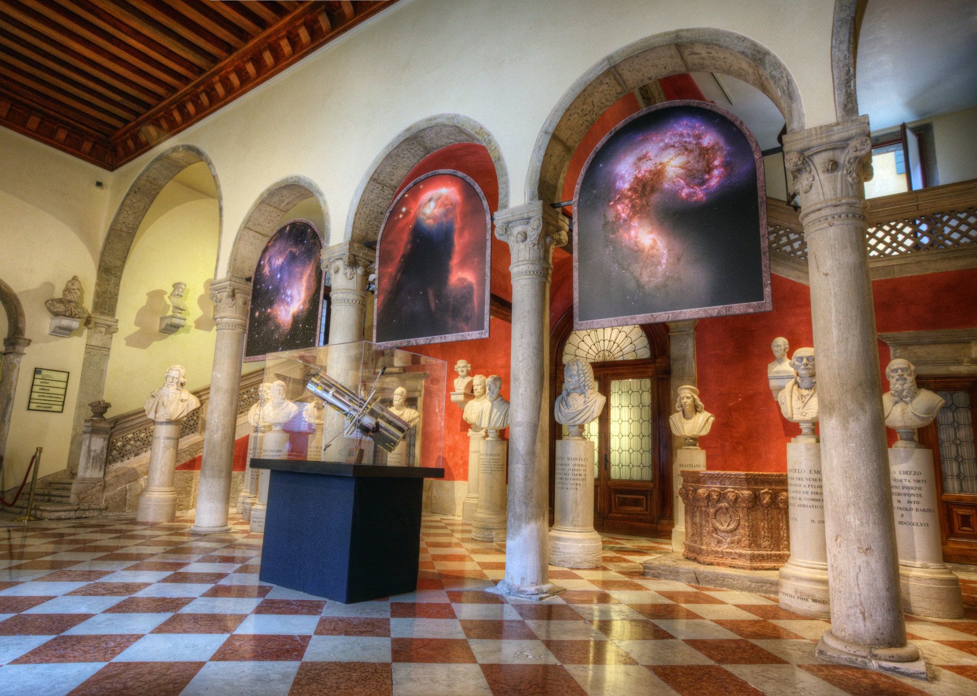 musée hubble peintures colonnes étage escalier