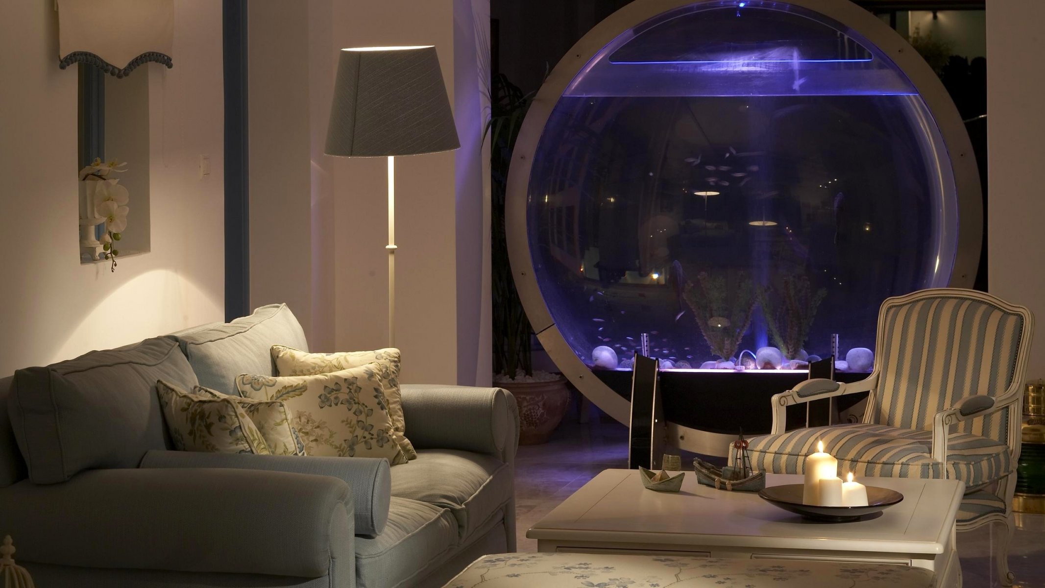 wohnzimmer sofa sessel tisch lampe aquarium kerzen