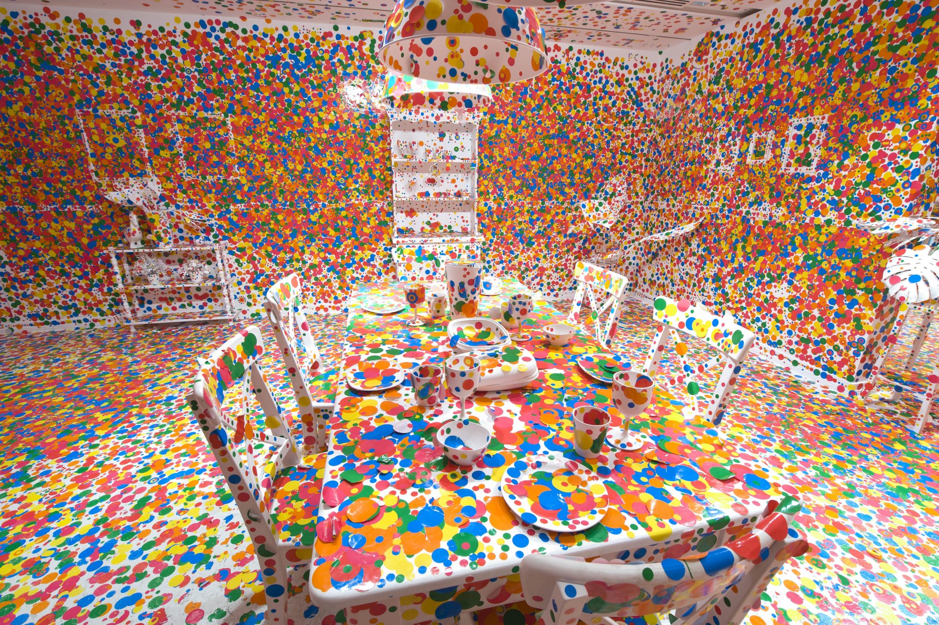 room chaos in a speck table chairs circle