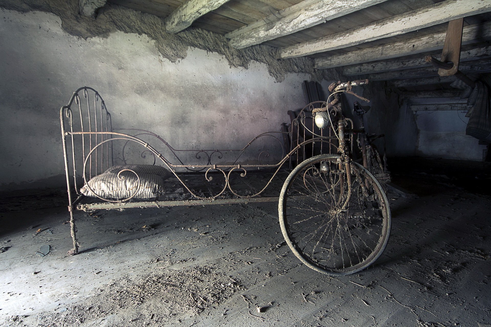 bed bike attic