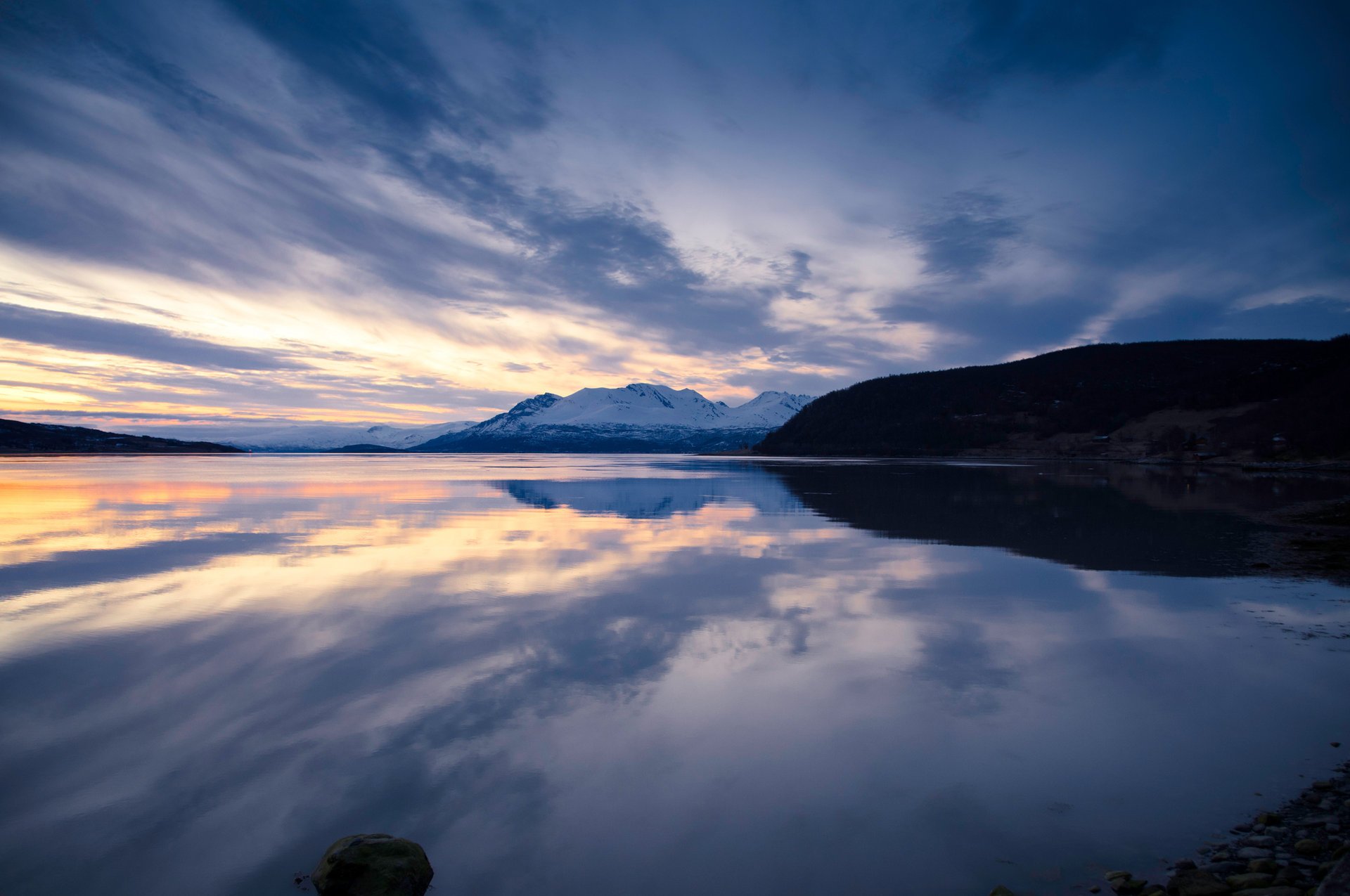 cielo lago montañas noche reflexión