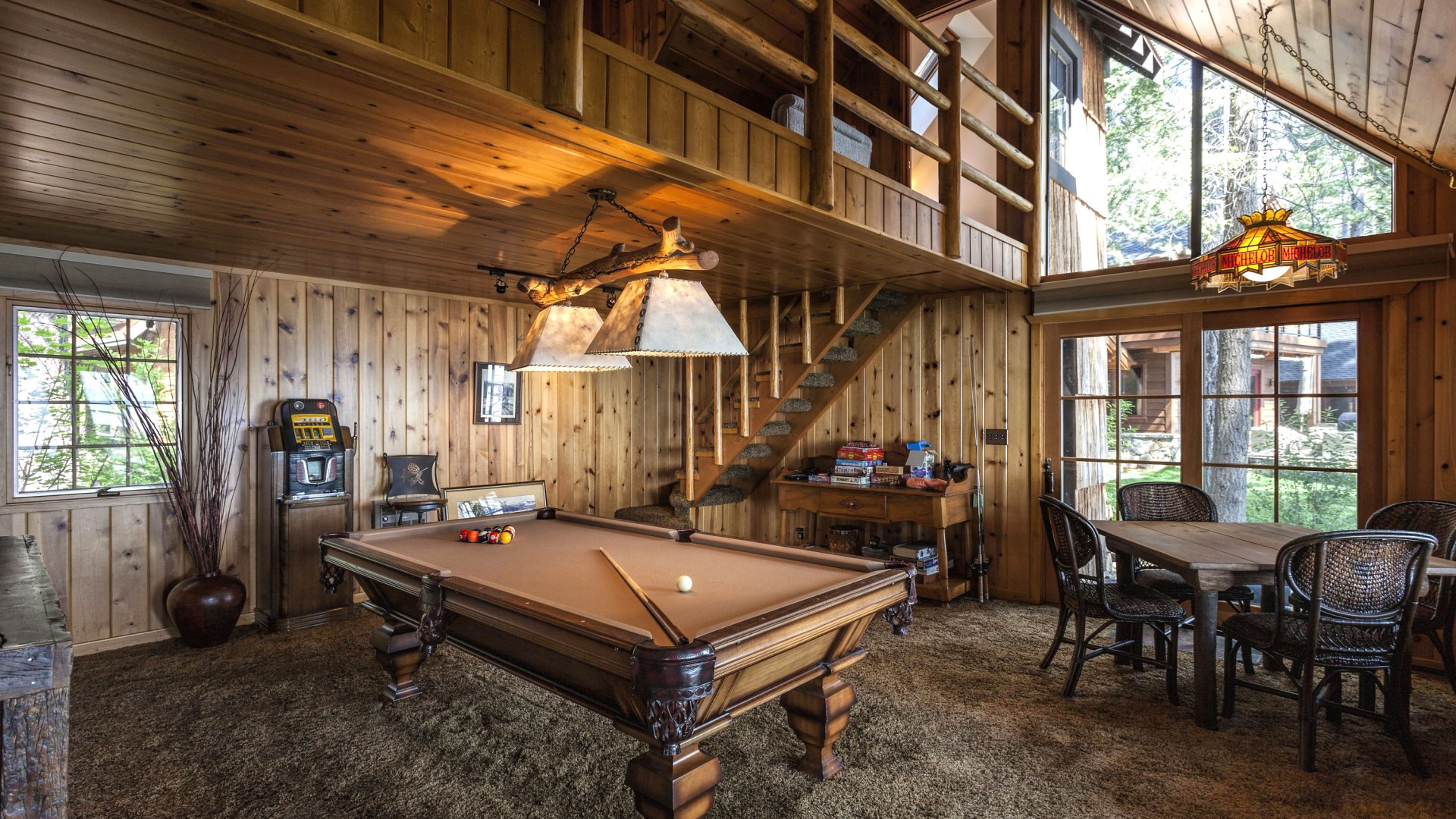 salle de billard table chaise cue boules fenêtre escalier