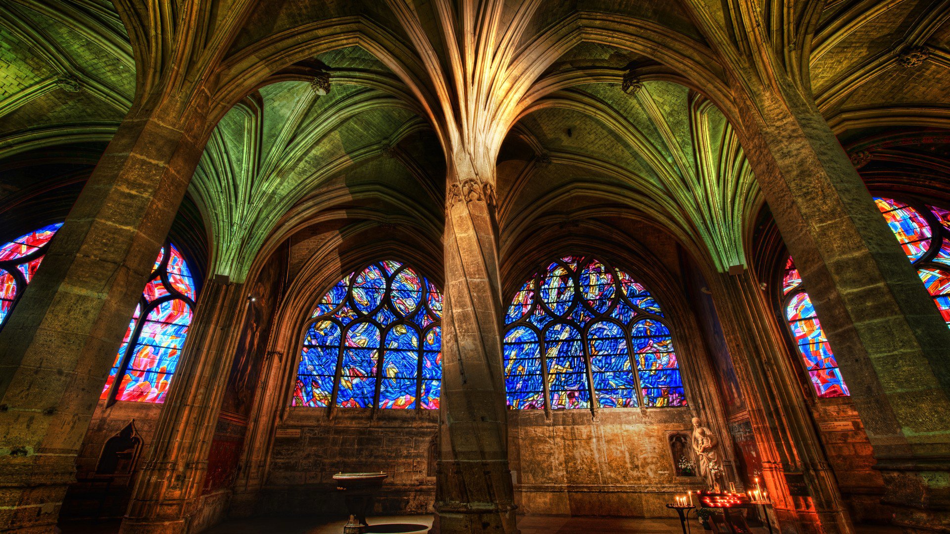 colonnes salle cathédrale vitraux hdr