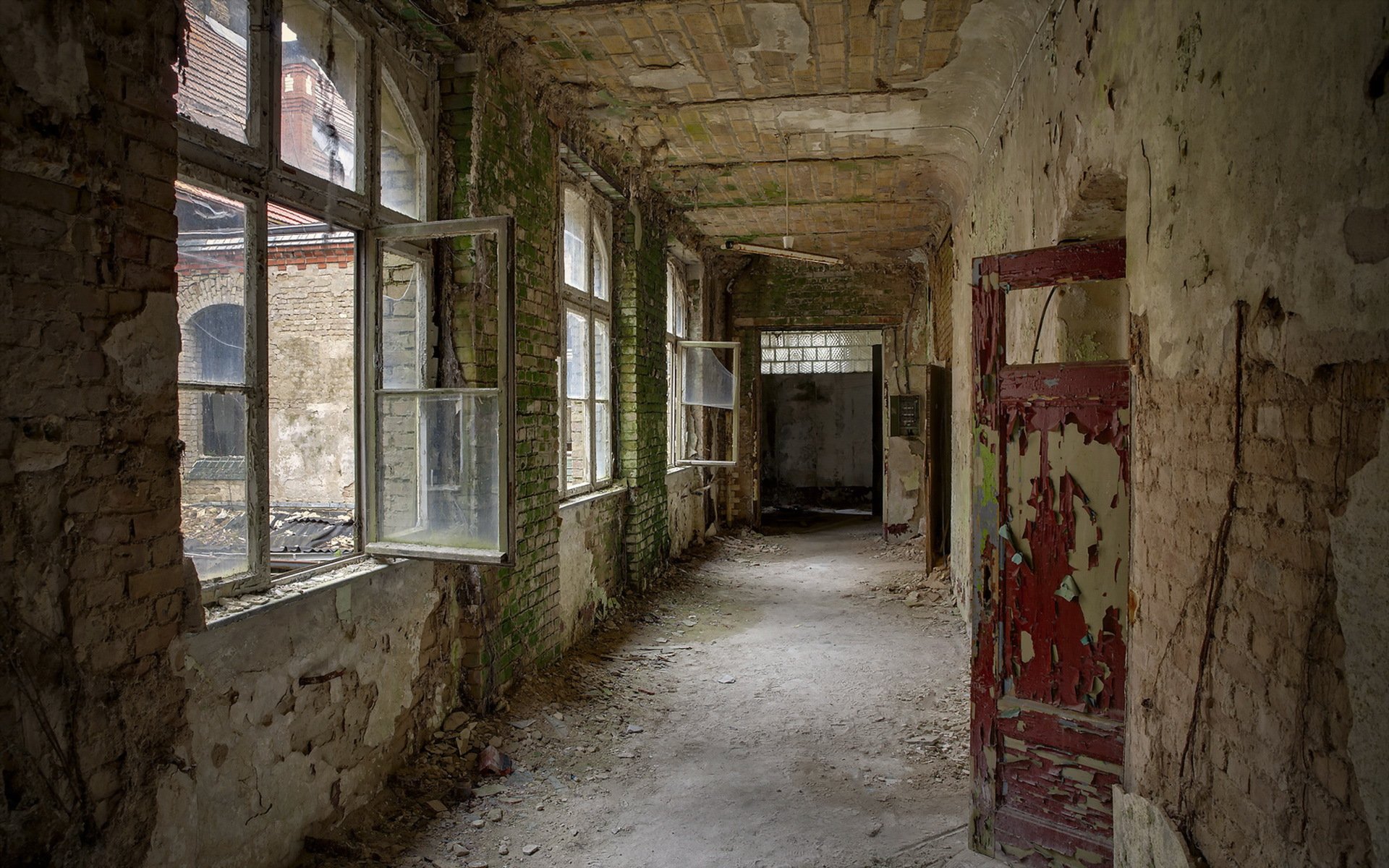 portes fenêtres ruines intérieur