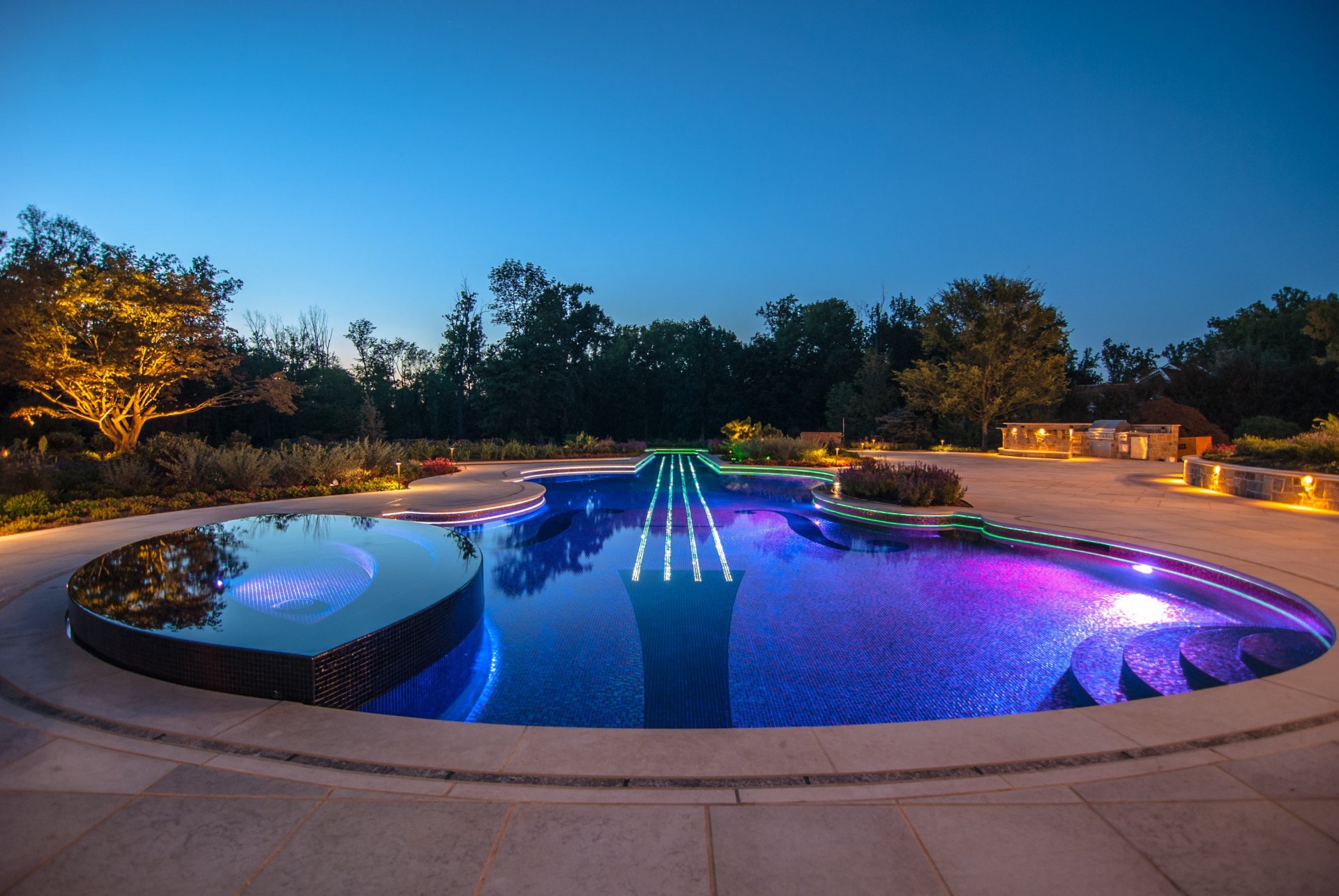 desigens piscine jacuzzi arbres soirée