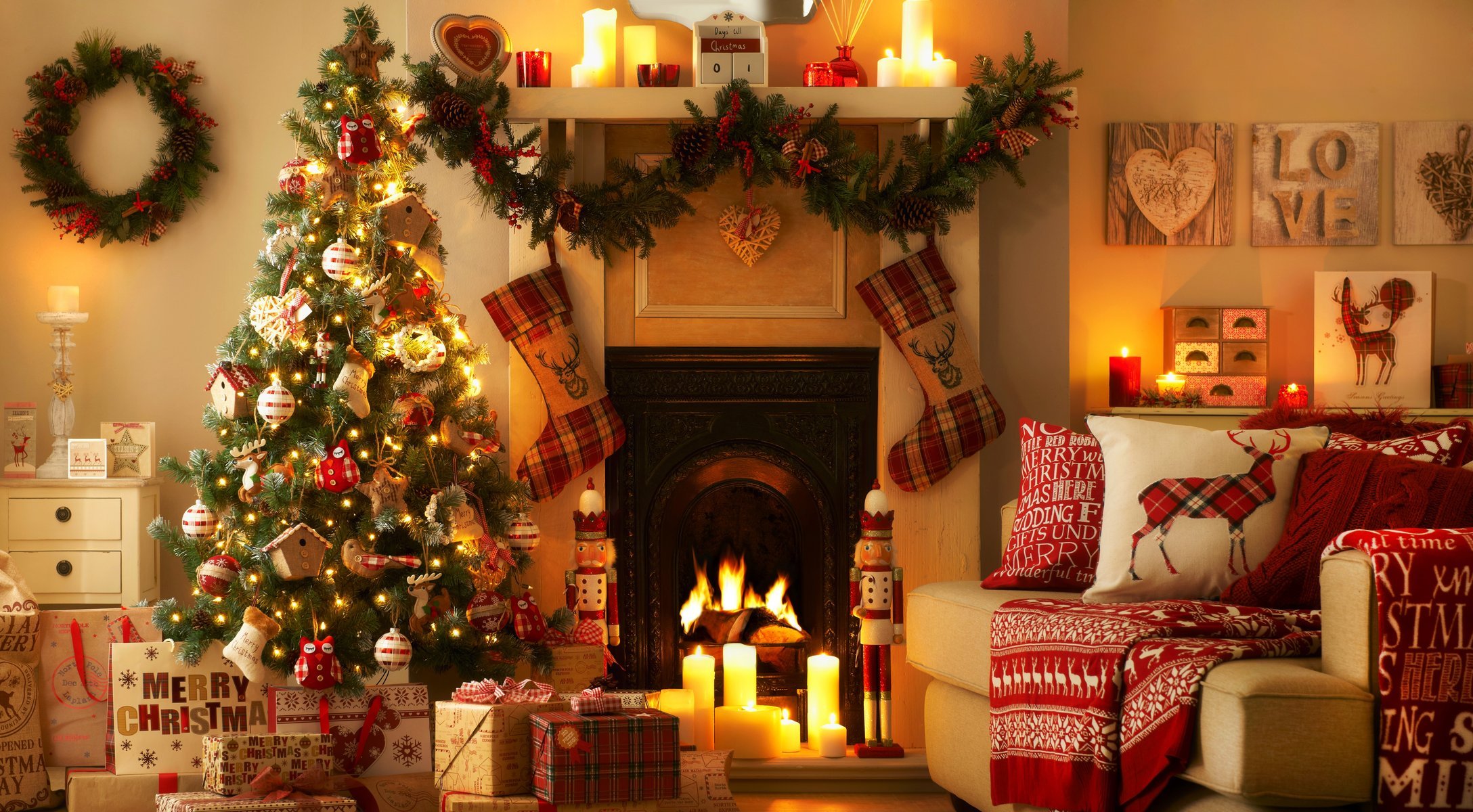 interior chimenea velas árbol de navidad linternas amor corazón luces