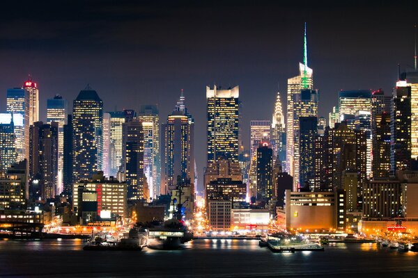 Rues nocturnes de Manhattan avec des lanternes