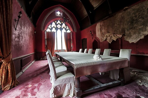 Table de banquet dans les tons blancs dans la salle de velours rose de l ancien château