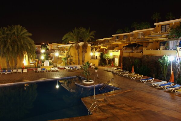 Pool in der Nacht im Resort in Spanien