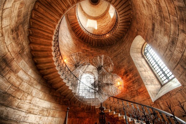 Torre de escalera con araña espiral