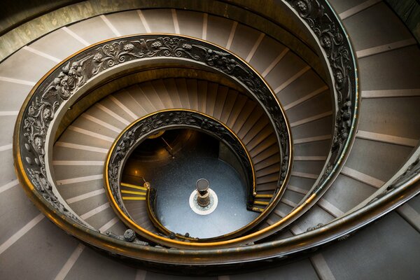 Piękne spiralne schody w domu