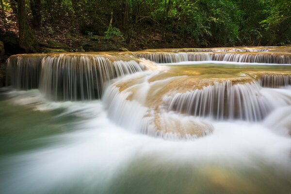 Pequeñas cascadas en medio del río