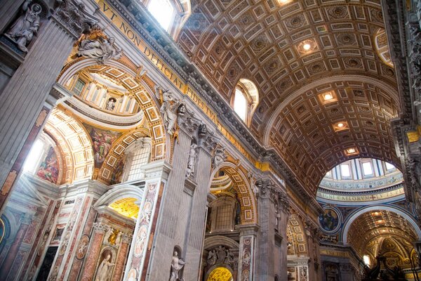 Vatican. Peinture de la voûte de la Cathédrale Saint-pierre