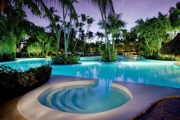 Hermosa piscina en un hotel tropical