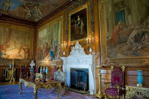 The interior of the museum with vases and paintings