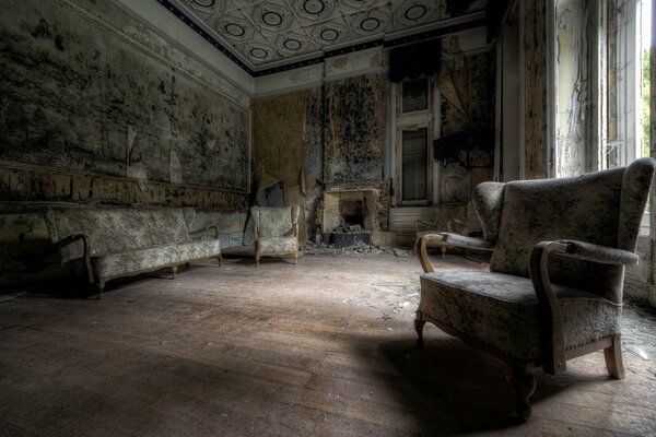 Sala de estar en una casa abandonada con interer