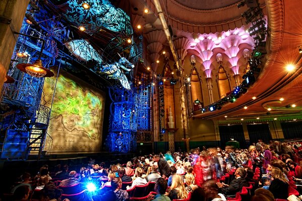 Le public est ravi des lumières dans la salle du théâtre