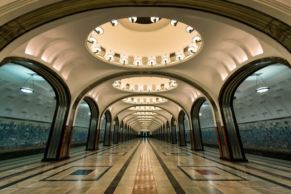 Stazione della metropolitana al mattino presto