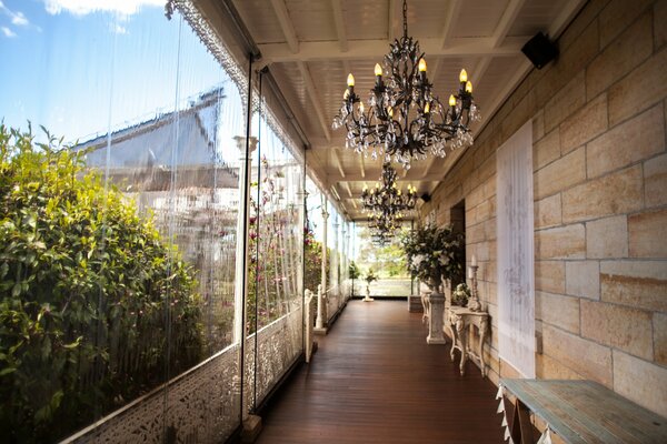 Luxuriöser Balkon mit eleganten Kronleuchtern und Tischen