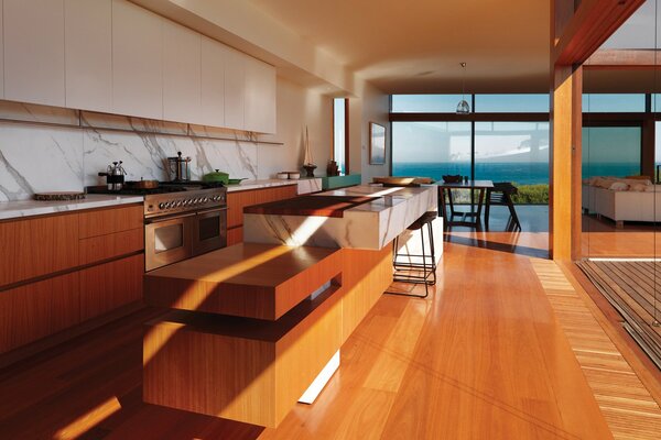 Enorme cocina con ventana panorámica con vistas al mar