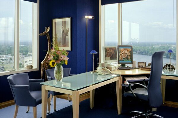 Intérieur du bureau du chef en bleu avec vue panoramique sur la forêt et la rivière