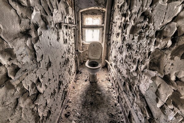 Ein verlassenes Gebäude. Alte Toilette