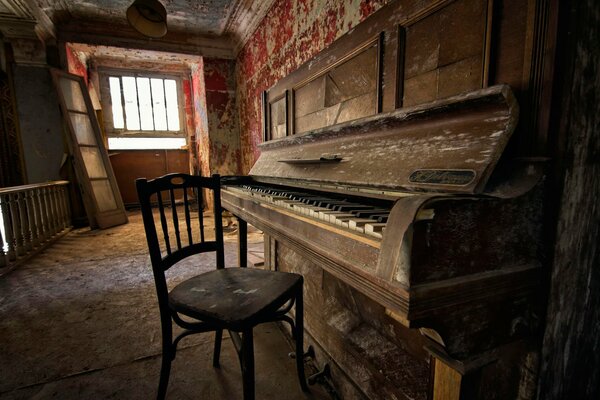 Un viejo piano en una casa abandonada