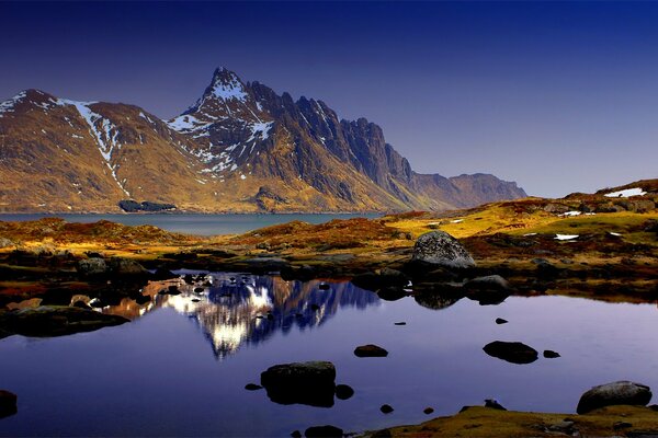 Naturaleza montañas reflejo del cielo azul en el agua