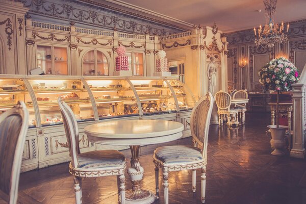 Café confortable avec vitrine et tables