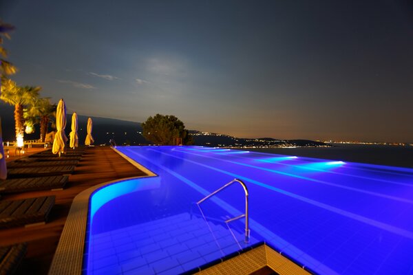 Pool mit Beleuchtung. Nachtstück