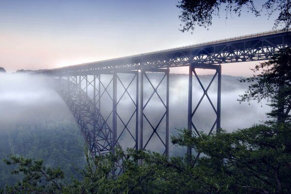 Lungo ponte sopra la nuvolacamina sbocciare