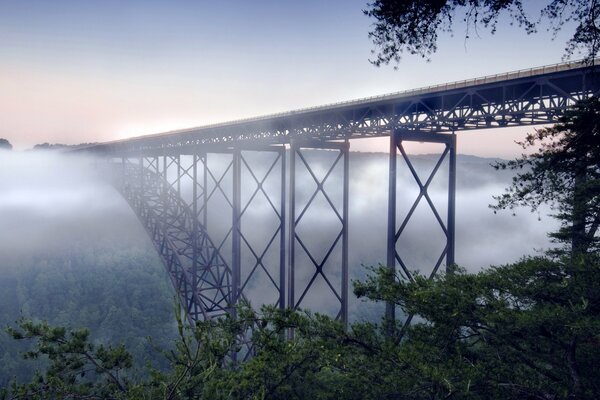 Длинный мост над облакамина расвете
