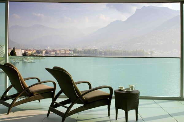 Vue depuis le balcon de la maison au bord de la mer