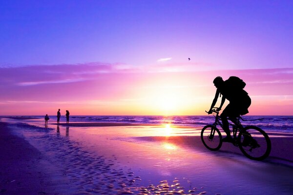 Abendlicher Spaziergang am Meer mit dem Fahrrad