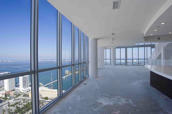 Vitrail intérieur de la salle avec vue sur la mer