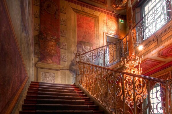 Hermosa escalera en el Palacio