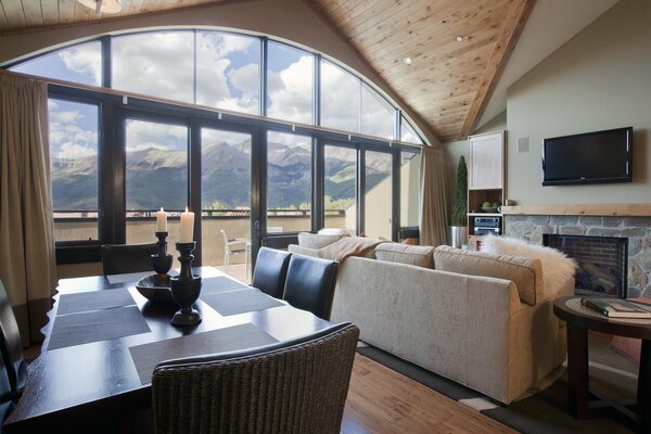 Espacio habitable de diseño elegante con impresionantes vistas desde la ventana