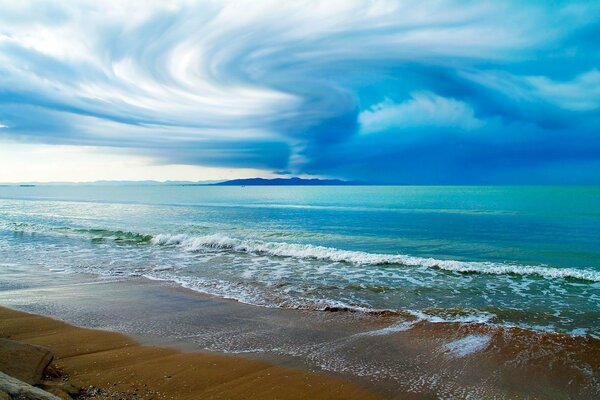 Nuvole sullo sfondo della spiaggia e del mare