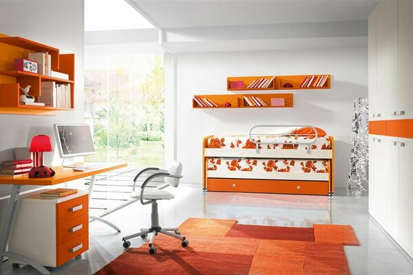 Habitación infantil naranja y blanca