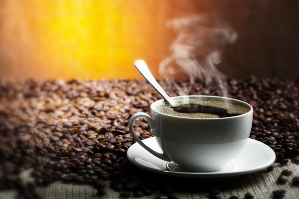 Tasse de café sur la table avec des grains