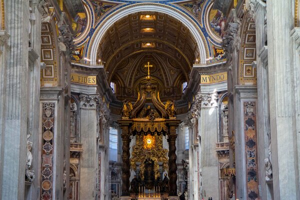 Altar des Petersdoms im Vatikan