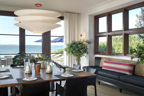 Casa en la Villa, es una sala de comedor con un diseño interior elegante