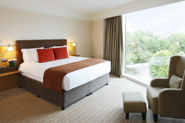 Camera da letto con grande finestra panoramica