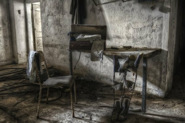 Una habitación aburrida en una casa antigua