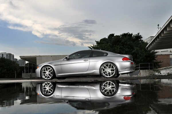 BMW grigia con riflessione